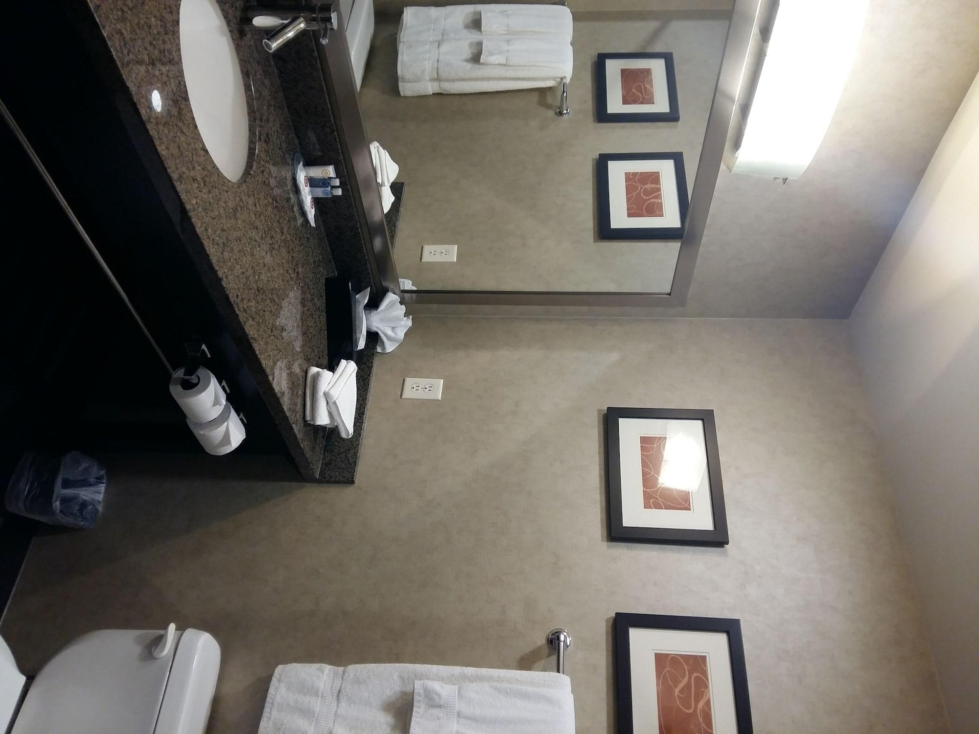 Comfort Suites Kelowna Exterior foto